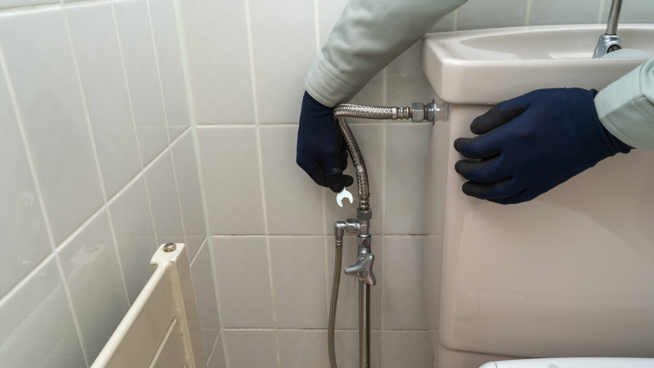トイレの水漏れが発生したときの緊急対処法