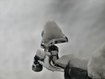 水道管が凍結したときにまずやるべきこと