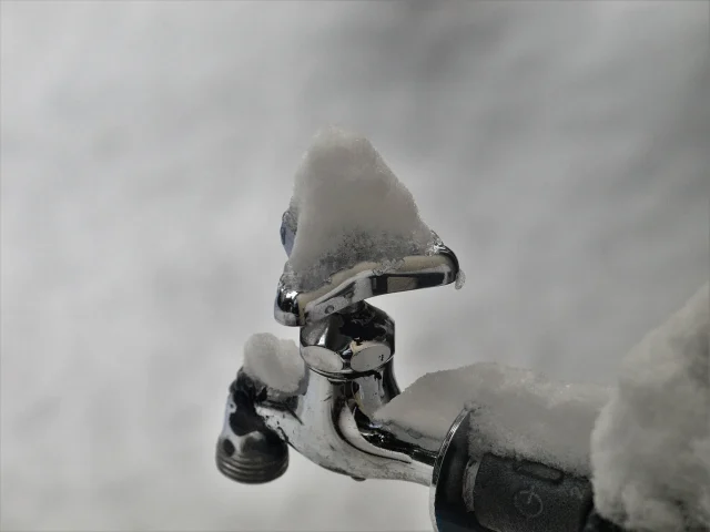 水道管が凍結したときにまずやるべきこと