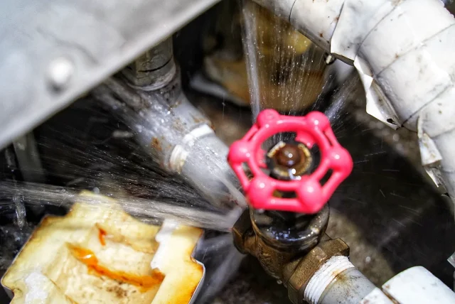 AAAでの水道管の水漏れ原因