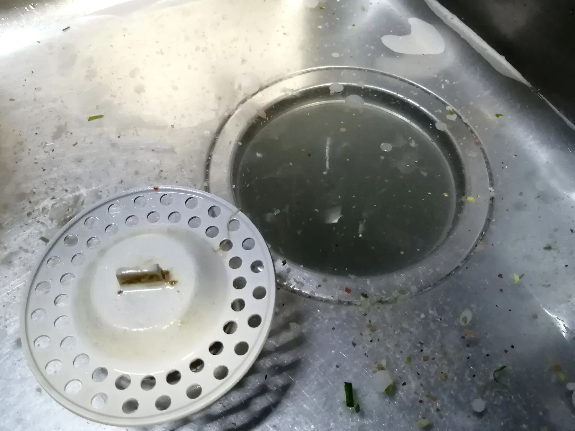 排水口から水が上がってくる!原因と自分でできる対処法・予防策を専門家が徹底解説
